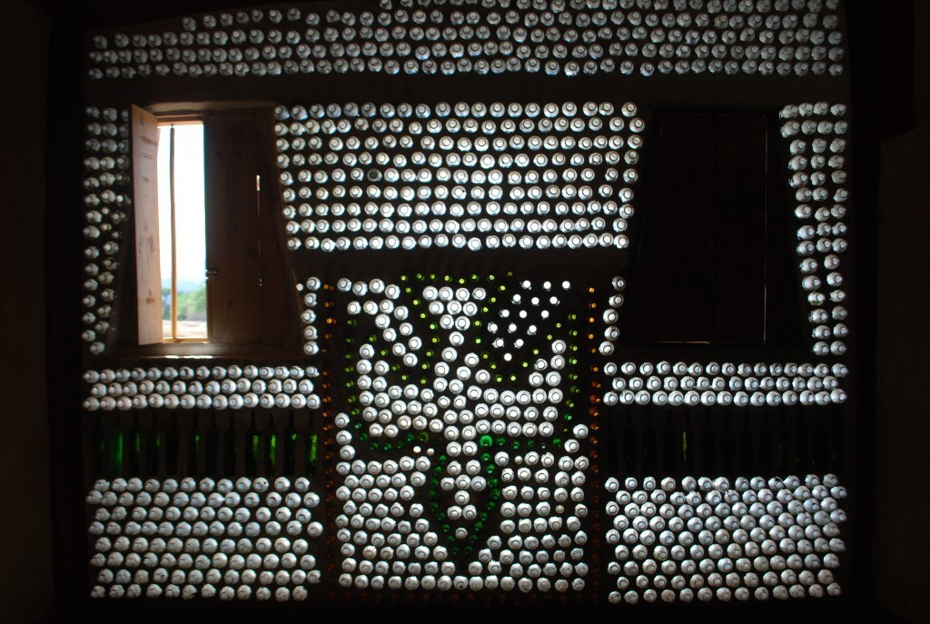 2000 botellas de vidrio se utilizaron en el ventanal del ecomuseo.
