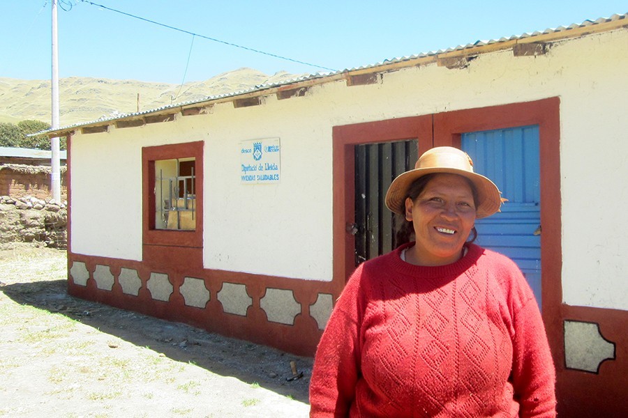 María Jesús, pobladora de Casa Blanca, en Macarí, luego de un año de sacrificio, tiene una vivienda mejorada para su familia.